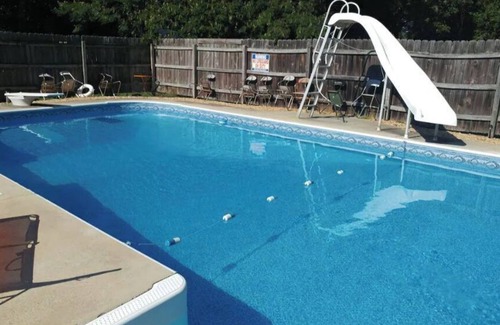Burlington House | Relaxing 3 bd/2bth House near to Elon, Chapel Hill and Greensboro. Summer pool