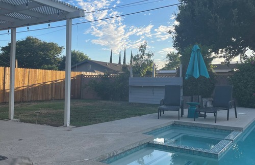Chatsworth House | Relaxing 3 Bedroom, 2 Bathrooms. Large backyard, pool, jacuzzi + 2 patios, grill