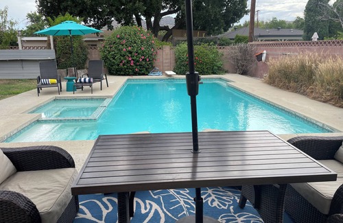 Chatsworth House | Relaxing 3 Bedroom, 2 Bathrooms. Large backyard, pool, jacuzzi + 2 patios, grill