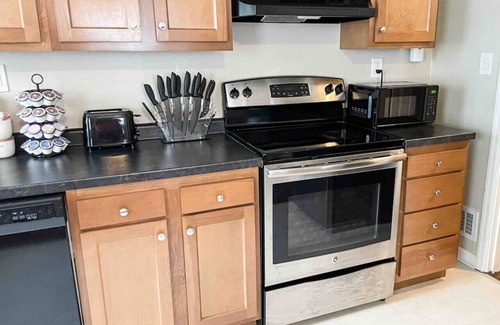 Spring Grove Village House | * Relaxing 3 bedroom with 2 TVs *