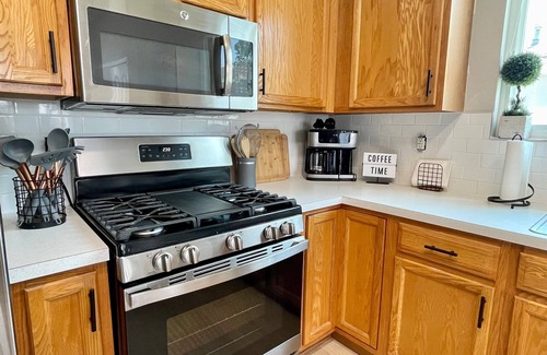 Lakeview Village House | Relaxing 3BED 2BATH POOL Home w. Pond View & HOT TUB