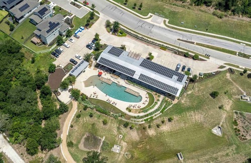 Manor House | Relaxing 3BR Retreat! Incredible Location! Community Pool & Gym.