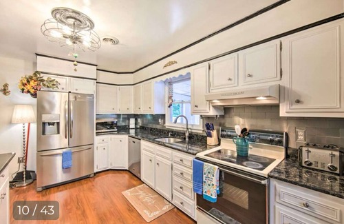 Palmyra House | Relaxing 5-Bedroom Getaway with Saltwater Pool & Game Room Close to Hershey