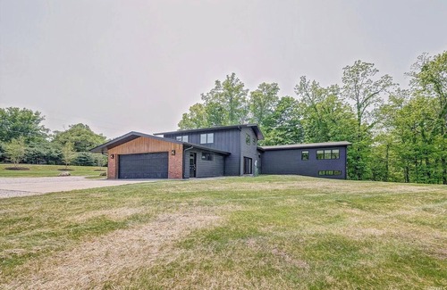 Bloomington House | Relaxing 5 Bedroom - 10 mins from IU stadium