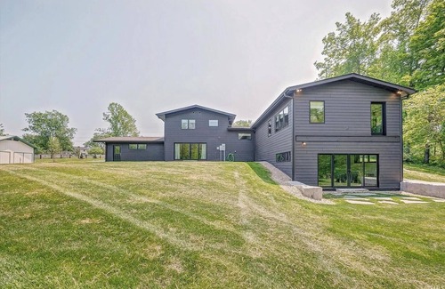 Bloomington House | Relaxing 5 Bedroom - 10 mins from IU stadium