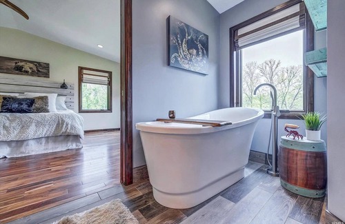 Bloomington House | Relaxing 5 Bedroom - 10 mins from IU stadium