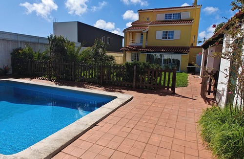 Linda-a-Velha Villa | Relaxing 5-Bedroom Villa with Private Pool, Outdoor Playground, Barbeque zona.nn