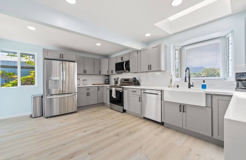 Kalama Tract Villa | Relaxing 5bd/3ba Kailua Home Just Steps from Kailua Beach with Wifi and A/C