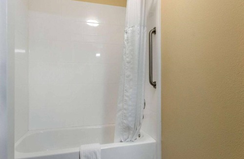 Walcott House | Relaxing accommodations near Davenport in Walcott !