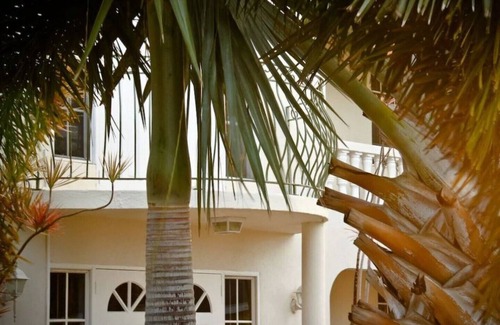 Atlantic Shores Apartment | Relaxing, Amazing beach, pool, Cheap cars, quiet area, surfers paradise 2