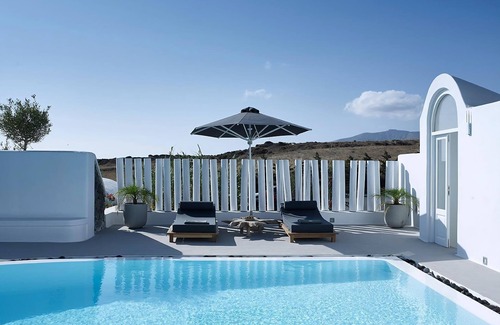 Exo Gialos Villa | Relaxing & Ambient Santorini Villa | 2 Bedrooms | Cave Stone Villa | Private.