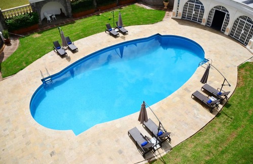 Limuru House | Relaxing and Elegant Getaway in Grand Kenyan Presidential Suite | Free Parking