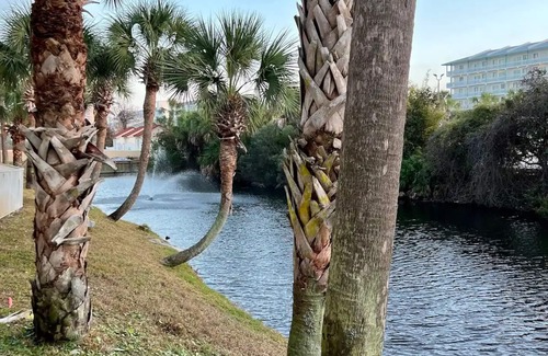Summer Breeze Condo | Relaxing Beach Oasis-One minute walk to beach!