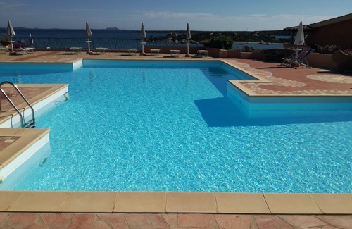 Golfo di Marinella Apartment | Relaxing beachfront apartment with spacious veranda, pool, a/c, parking