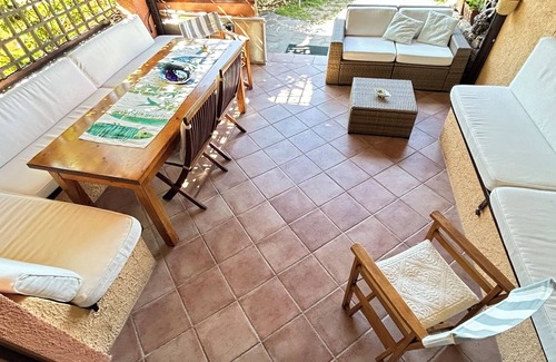 Golfo di Marinella Apartment | Relaxing beachfront apartment with spacious veranda, pool, a/c, parking