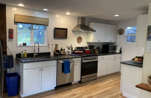 Bodega Bay Cottage | Relaxing Beekeeper's Cottage with hot tub
