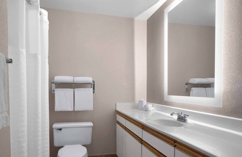 East Lake Hills Hotel | Relaxing Bellevue Suite! Free Breakfast and Parking | 2 Family Ready Rooms