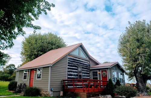 Vienna Cabin | Relaxing Cabin Retreat with Firepit and Large Party Deck