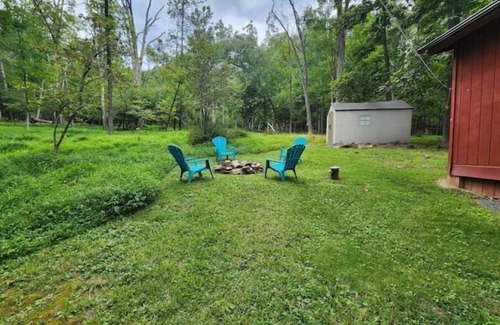Berkeley Springs Cabin | Relaxing cabin in WV Mountain with a rustic charm and outdoor firepit