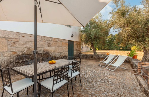 Vila Ruiva Cottage | Relaxing Cottage Getaway in Spacious Farmland