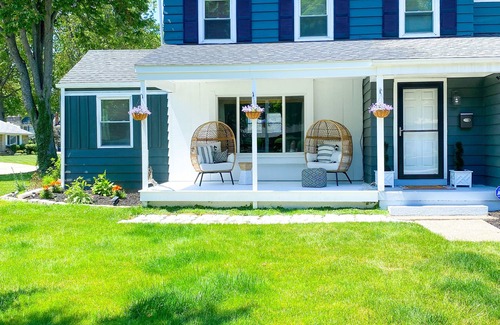 Ashtabula House | Relaxing Coastal Inspired Cottage, short walk from the lake!