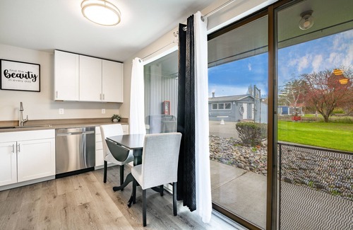 Birch Bay Condo | Relaxing Condo in BirchBay w KBed & Hot Tub - 106