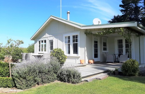 Kekerengu Cottage | Relaxing Cottage in Kekerengu with sea and mountain views