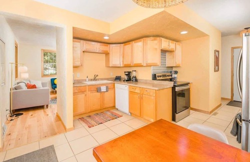 Appleton House | Relaxing Downtown 2BR Abode