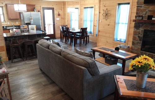 Wears Valley Cabin | Relaxing Family Cabin, Easy Access, Large Yard & Game Rm, Fire Pit, HotTub, WiFi