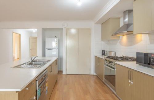Tarneit House | Relaxing Family Home in the heart of Tarneit