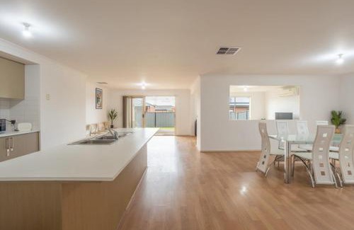 Tarneit House | Relaxing Family Home in the heart of Tarneit