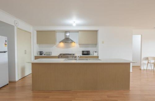 Tarneit House | Relaxing Family Home in the heart of Tarneit