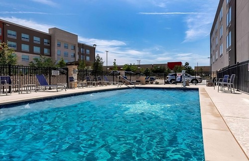 Pflugerville House | Relaxing Family Rooms | 3 Units | Free Parking