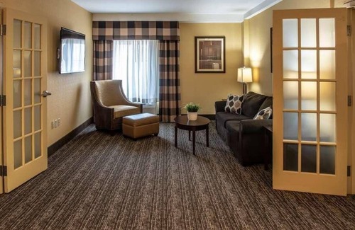Harrisburg - Hershey House | Relaxing Getaway at Red Lion Hotel Harrisburg Hershey! Restaurant, Pool