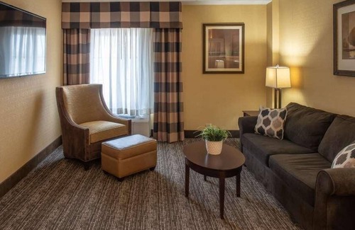 Harrisburg - Hershey House | Relaxing Getaway at Red Lion Hotel Harrisburg Hershey! Restaurant, Pool