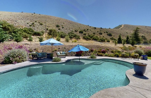 King City House | Relaxing getaway with stunning views - private grill, jacuzzi & pool
