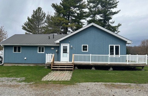 Front of Yonge Cottage | Relaxing Graham Lake Escape