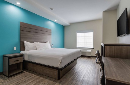 Katy Resort | Relaxing Hideaway to Katy! FREE BFast & Parking, Near Leonard E. Merrell Center!