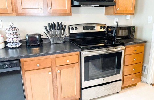 Spring Grove Village House | *Relaxing home that sleeps 10*