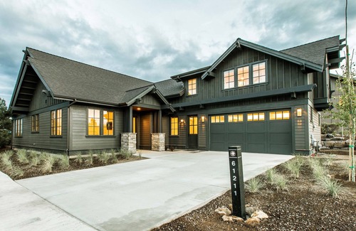 Bend House | RELAXING hot tub + firepit ~ 24-hr staff ~ Bend ~ BBQ ~ free concert shuttle ~🐶