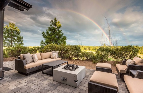 Bend House | RELAXING hot tub + firepit ~ 24-hr staff ~ Bend ~ BBQ ~ free concert shuttle ~🐶