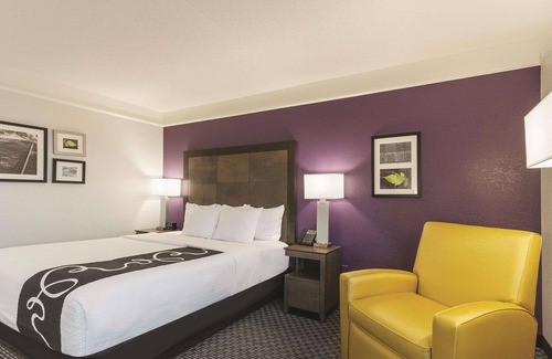 Grand Junction Hotel | Relaxing Hotel Room Near Adobe Creek National Golf Course – 20 Mins