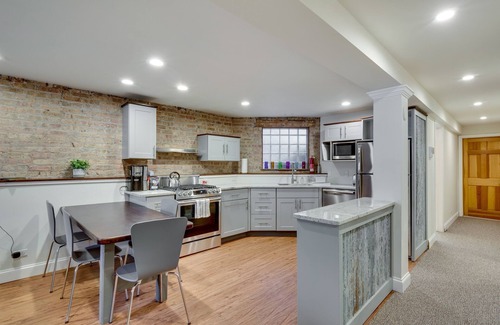 North Center Apartment | Relaxing in Ravenswood - This Neighborhood is Great for Any Group and Close to Everything! by AllSet Turnover