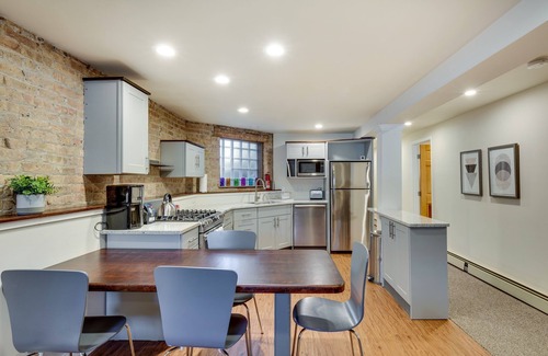 North Center Apartment | Relaxing in Ravenswood - This Neighborhood is Great for Any Group and Close to Everything! by AllSet Turnover