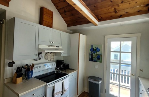 Jamestown Cottage | Relaxing Island Cottage nPrivate setting close to water.