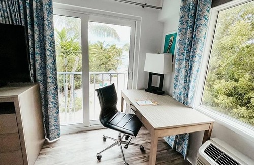 Key Largo Hotel | Relaxing King Stay w/Sunset Views! Pet Friendly, Free Parking!