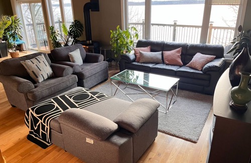 Scugog Cottage | Relaxing Lake Scugog Cottage – Stunning Sunsets, Great Fishing place!