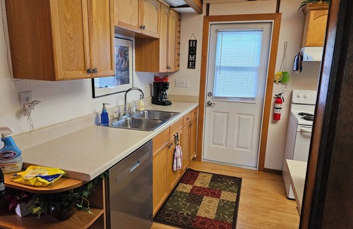 St Ignace House | Relaxing Lake View Home, Pet Friendly, Central Location. Close to Ferries!