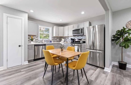 Lake Zurich House | Relaxing Lake Zurich 3BR + Patio | LCP Collection