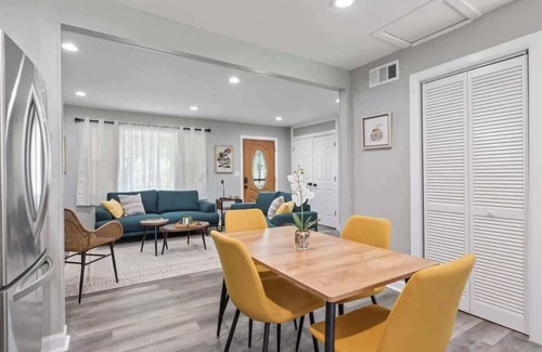 Lake Zurich House | Relaxing Lake Zurich 3BR + Patio | LCP Collection